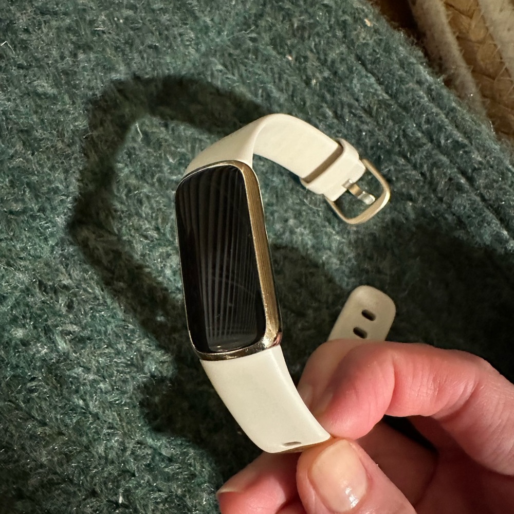 Fitbit Luxe - Small, Lunar White, Soft Gold - Gently Used